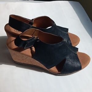 CLARKS MEMORY FOAM SANDALS